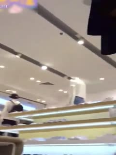 【超清-大神抄底】漂亮妹子太小心了，一路尾随好不容易才找到机会偷拍裙底风光