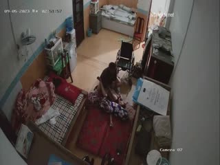 (监控摄像头偷拍】媳妇瘫痪躺在床上