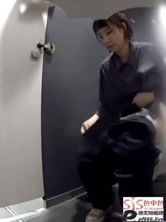 [厕所偷拍 ] 真实偷拍一边抠逼一边看手机的小姐姐