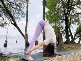 网红瑜伽博主『周奕亲』露点裸体瑜伽，居家户外高难度展示无毛肥逼