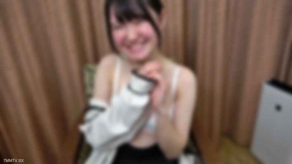 FC2-PPV-3200376 与一位微笑而害羞的少女重逢。第一个电动按摩器在未经处理的刚毛发育中的阴部中带来冲击的乐趣。尽管她还不成熟，但她还是带著灿烂的笑容接受了大量的阴道射精和大量的面部射精。