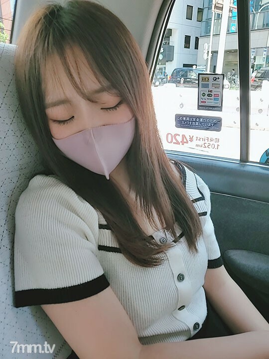 FC2-PPV-3037045 【收藏作品/流出】皮肤白皙敏感度不错的后辈女友。一边听著男朋友的抱怨，一边让他○带他到房间射精。