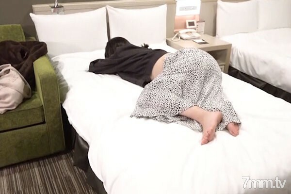 FC2-PPV-2721362 [个人拍摄/中出] 我在 Happening 酒吧遇到的一对夫妇。男人喜欢业馀的奇闻趣事作品，有被打倒的欲望，而女人则过于敏感和变态。 FC2-PPV-2721362