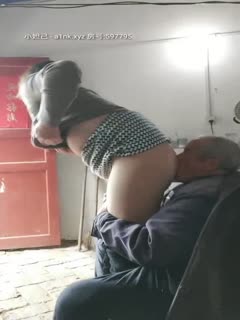 熟女燕姐带着伟哥去勾引五保户，这大爷不简单啊，直接把燕姐搞到喷水大爷