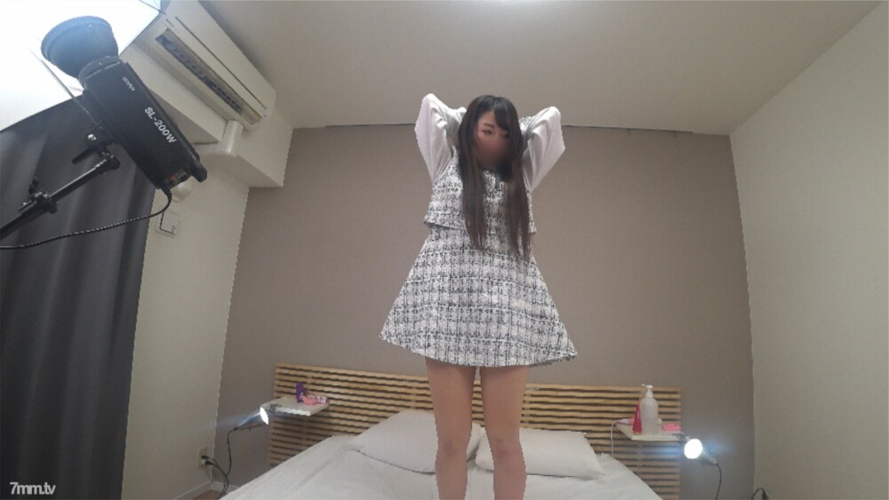 FC2-PPV-1575608 【私拍】♀281女大学生诚◯-chan 18岁1st AV初拍出道作品，刚从J系毕业的黑发洛丽塔不服药不负责任阴道射精！