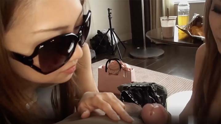 在家里秘密诱惑实拍两位小姐姐的细心舔我的肉棒