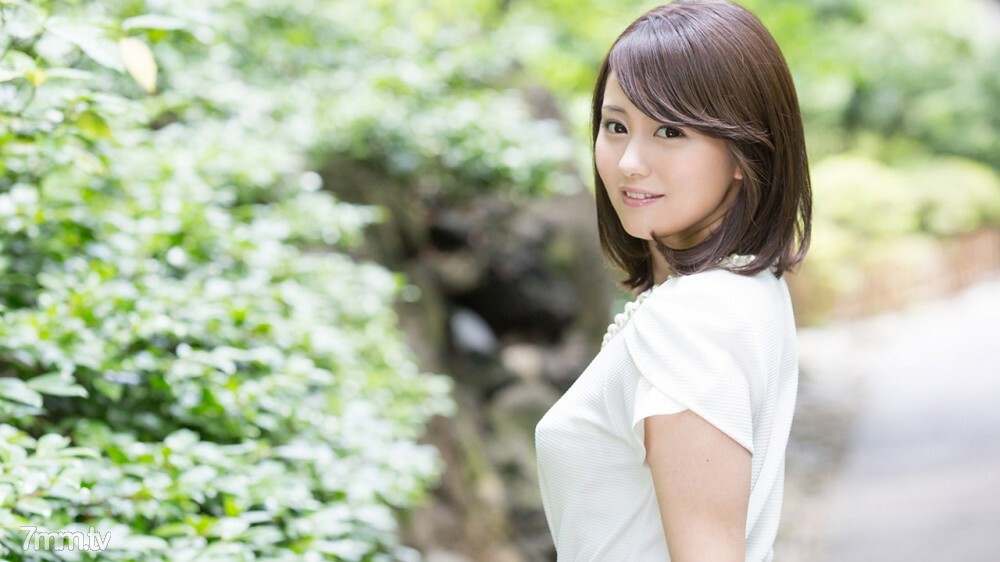 413-BENI-01 H / Beni 与娇小的女孩一起感觉但微笑著作弊