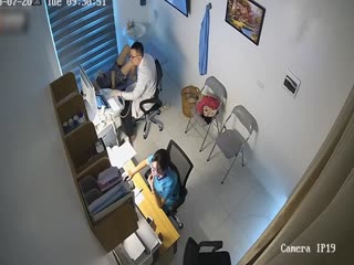 【医院三月监控】重金破解高清！给漂亮女病人仔细检查身体完整版！猥琐男医生