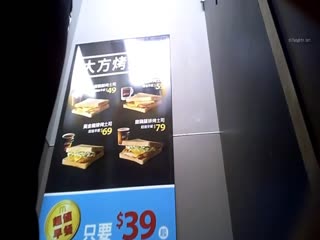 【硬核偷拍 劲爆偷窥】麦当劳经理在更衣室放摄像头偷窥假期兼职学生妹 高清真实