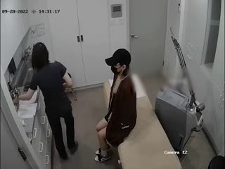 【整形医院破解摄像头】带着口罩就像明星的极品女神隆胸检查