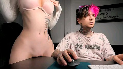 擦桌子，这样她的继兄弟就可以操她。手淫喷射在桌子上#萝莉#挑逗#纹身