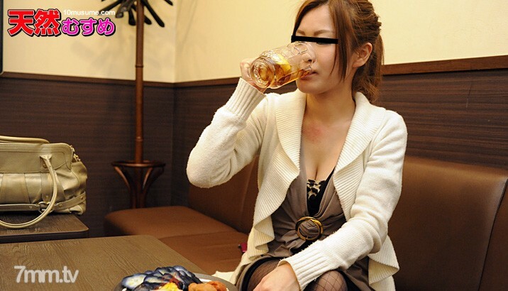 032311-01 为丰满女孩的剃光裂缝干杯！