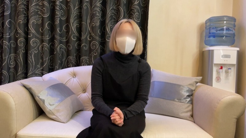 FC2-PPV-4647864 个性与气质存在性感差距的27岁美发师。她迷失在许久未拥有的鸡巴里，发出狂喜的呻吟。