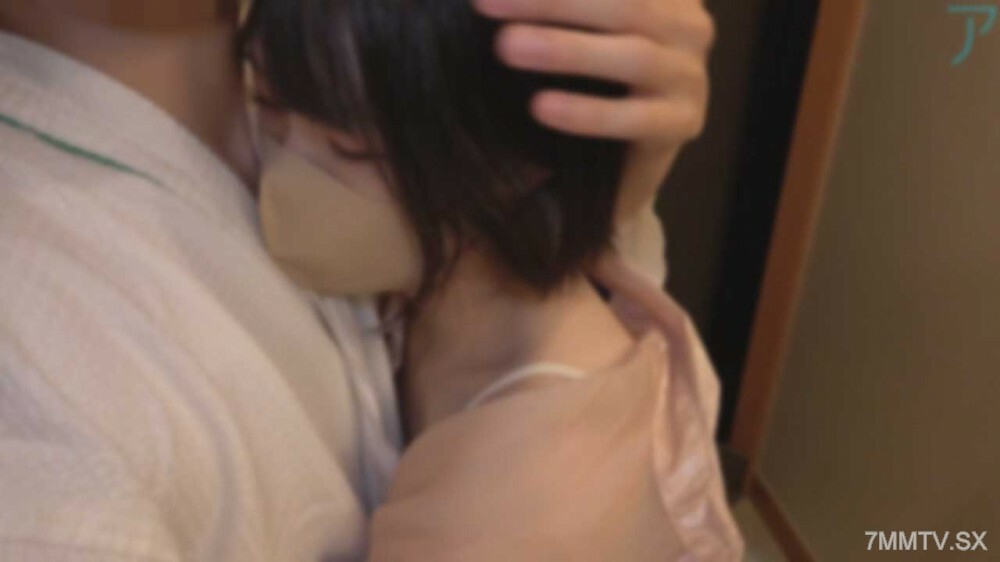 FC2-PPV-3801521 拥有美丽的肌肤、小胸、手持制服、使用自慰器时能得到巨大中出的兴奋♡